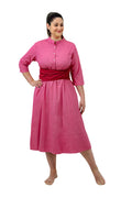 Vestido de color rosa con cinturon de color vino tinto
