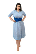 Vestido de rayas azules con cinturon de color azul metalico