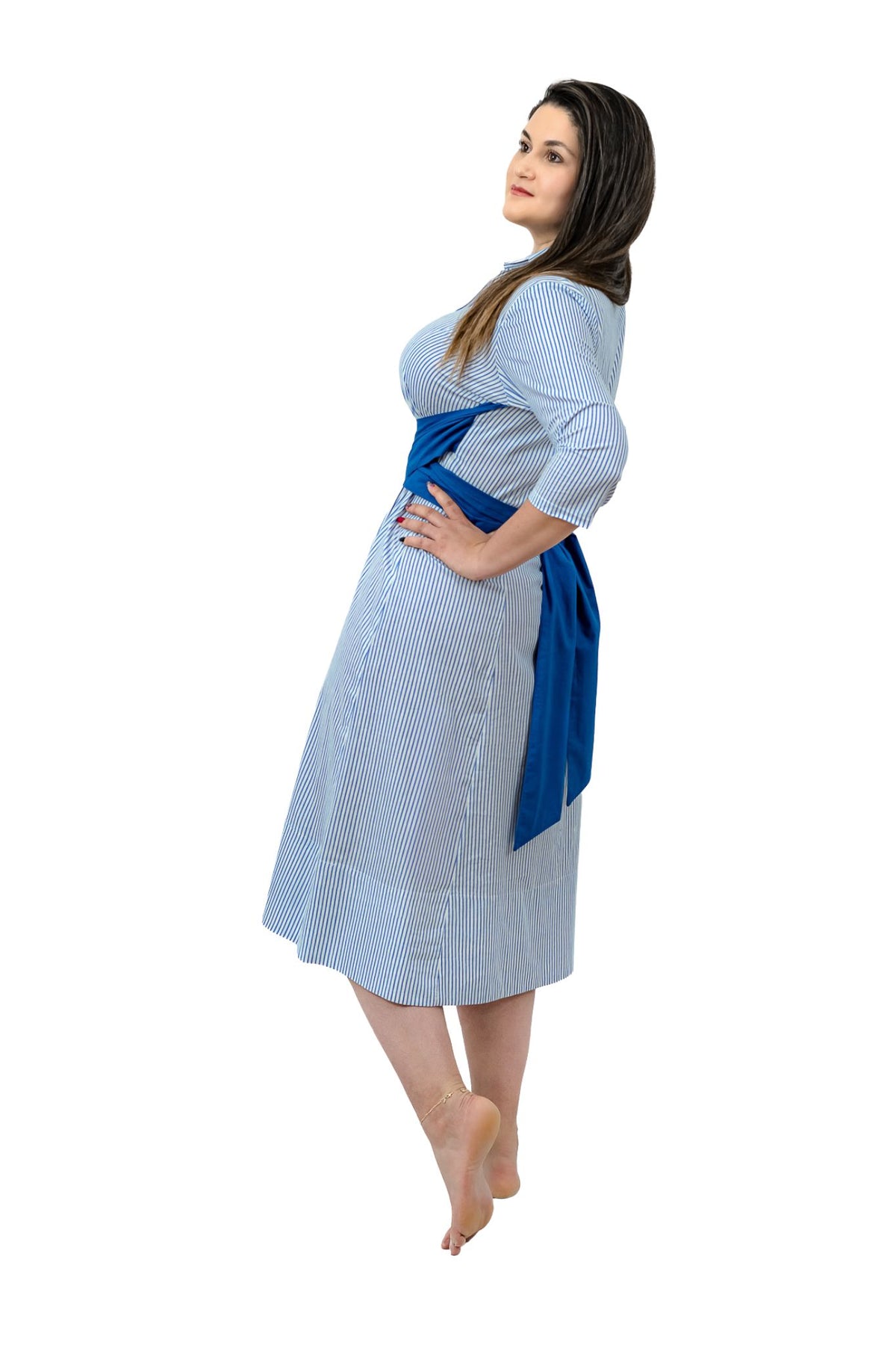 Vestido de rayas azules con cinturon de color azul metalico