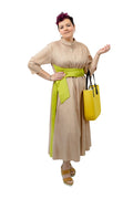 Vestido de color beige con cinturon de color verde lima