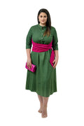 Vestido de color verde bosque con cinturon de color fucsia