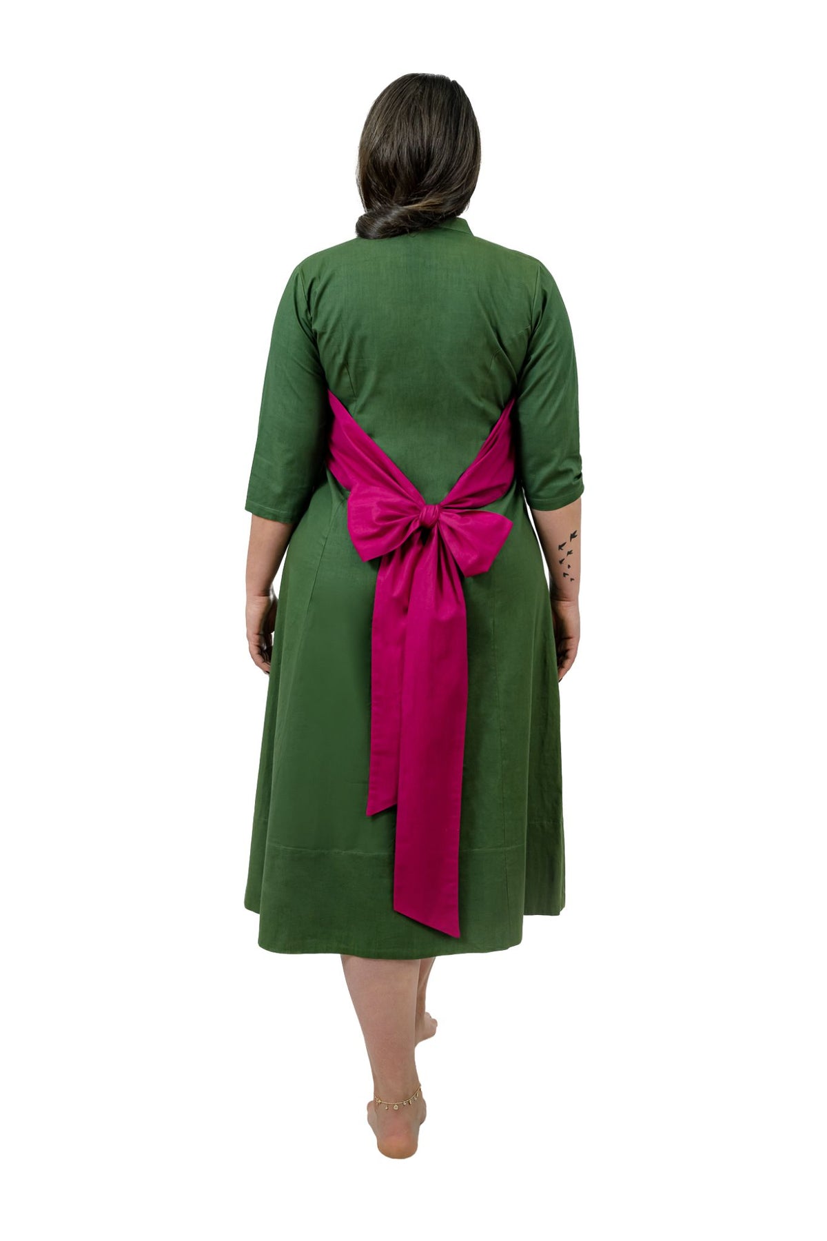 Vestido de color verde bosque con cinturon de color fucsia