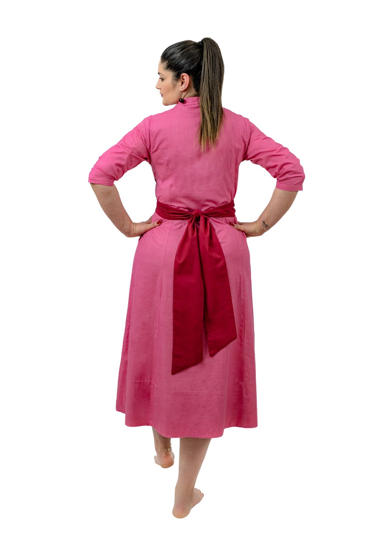 Vestido de color rosa con cinturon de color vino tinto