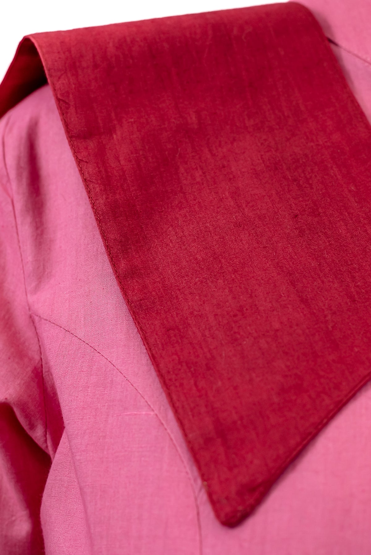Vestido de color rosa con cinturon de color vino tinto
