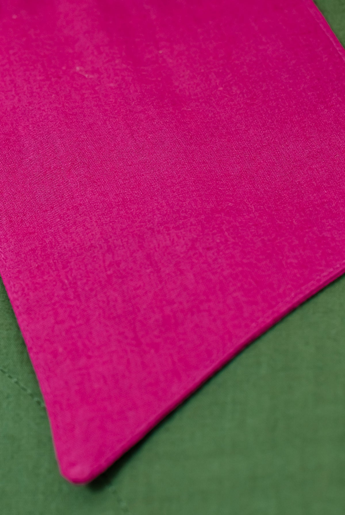 Vestido de color verde bosque con cinturon de color fucsia