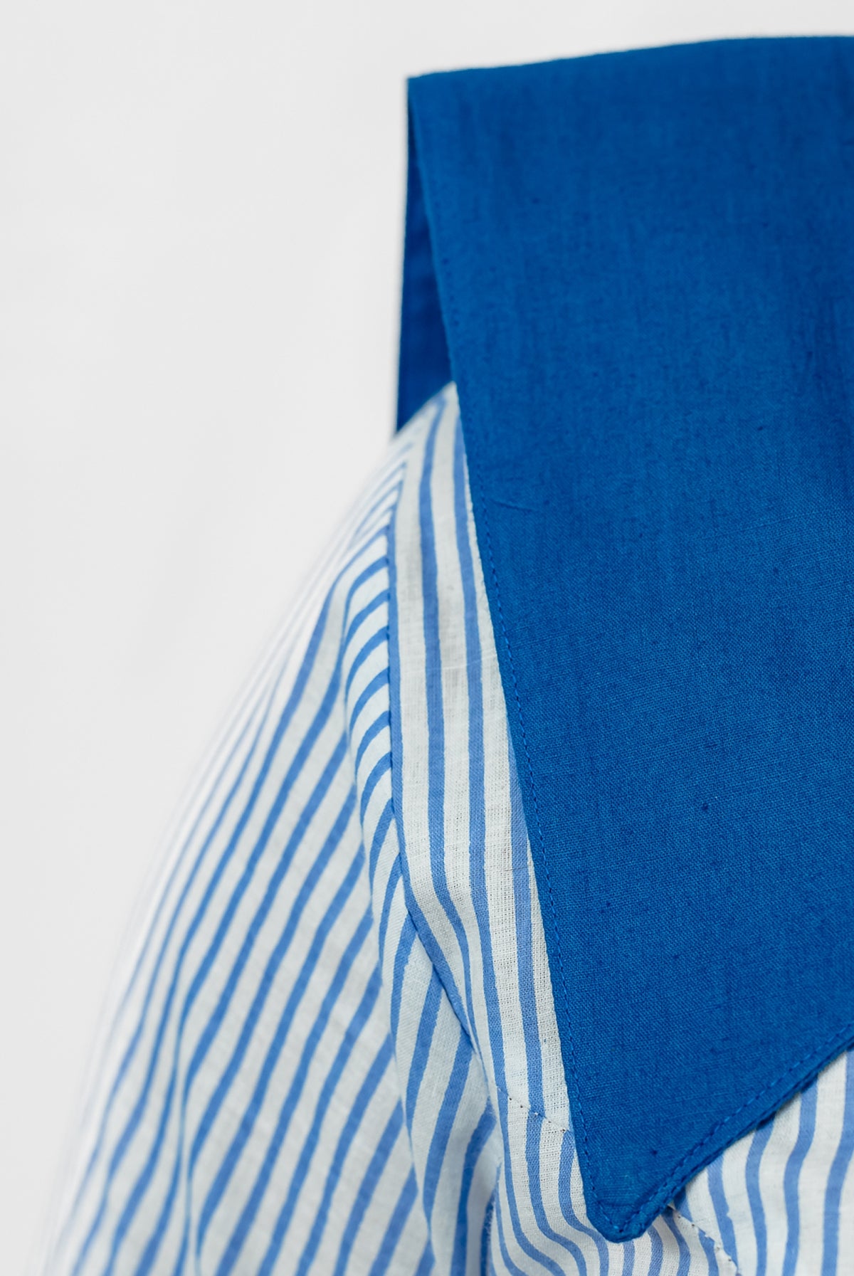Vestido de rayas azules con cinturon de color azul metalico