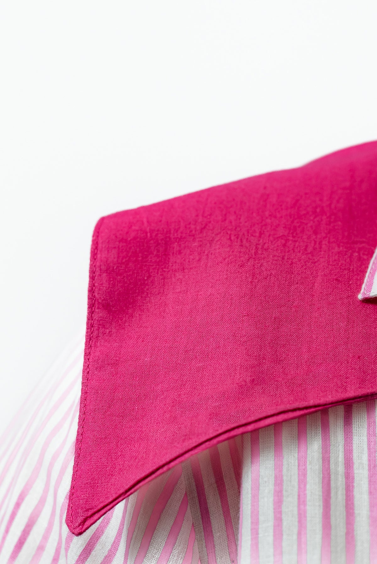 Vestido de rayas rosa con cinturon de color fucsia chicle